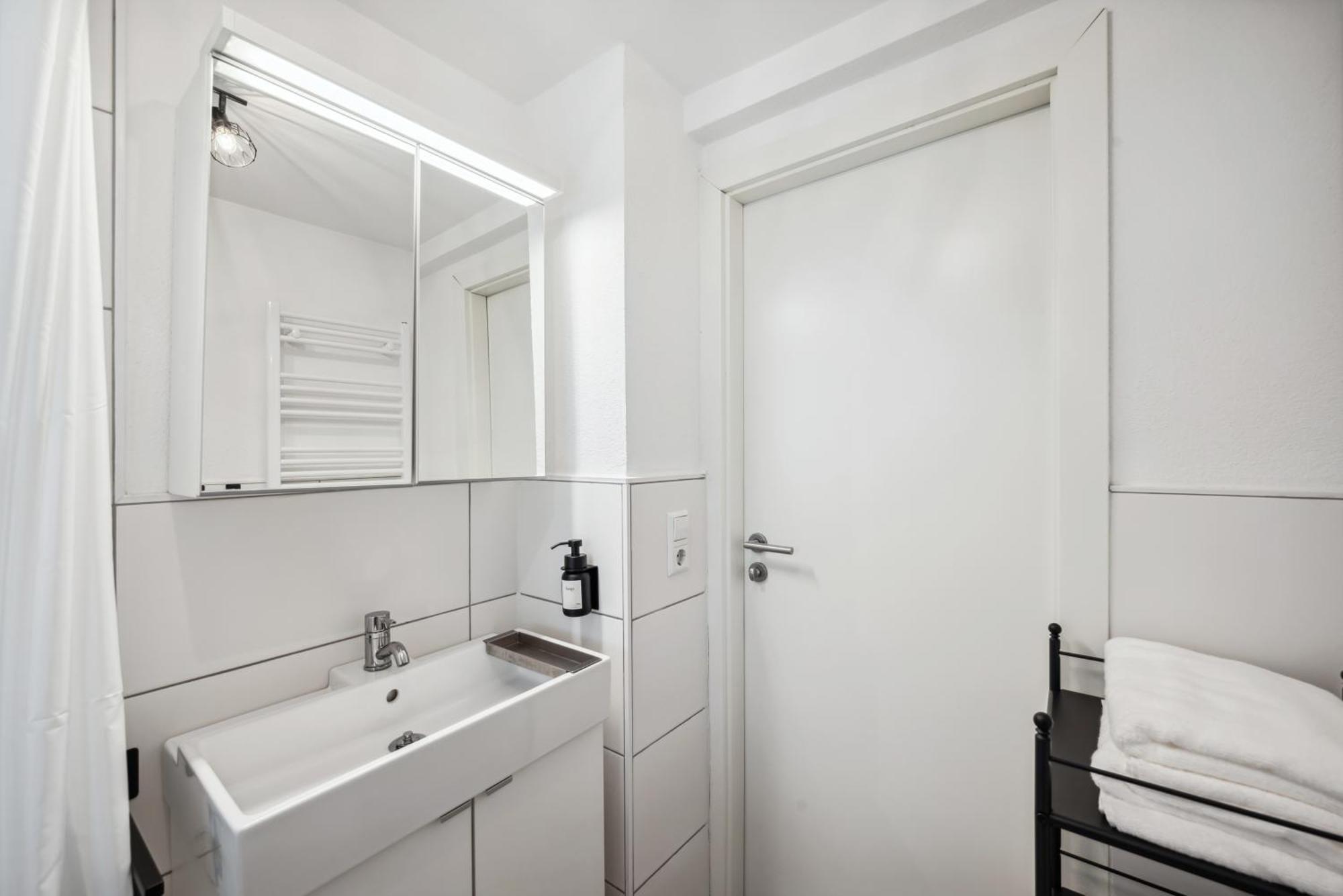 Malu Rooms - Ruhige Lage, Erdgeschoss, Smarttv, Netflix, 24H Checkin, Ludwigsburg Exteriör bild